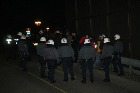 15 Polizisten umkreisen 10 DemonstrantInnen